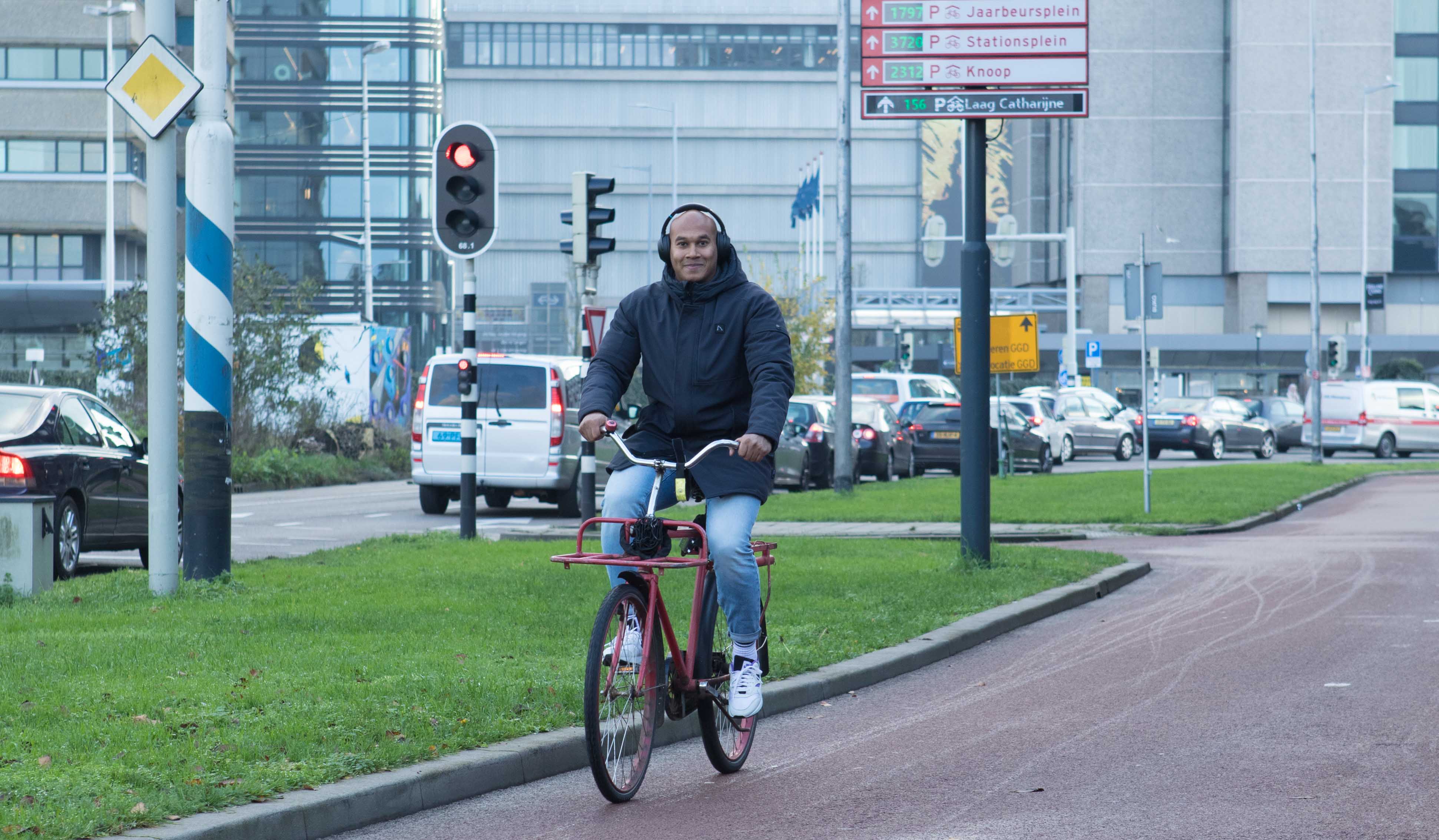 Joy, lid van het Stadsteam, is aan het fietsen.